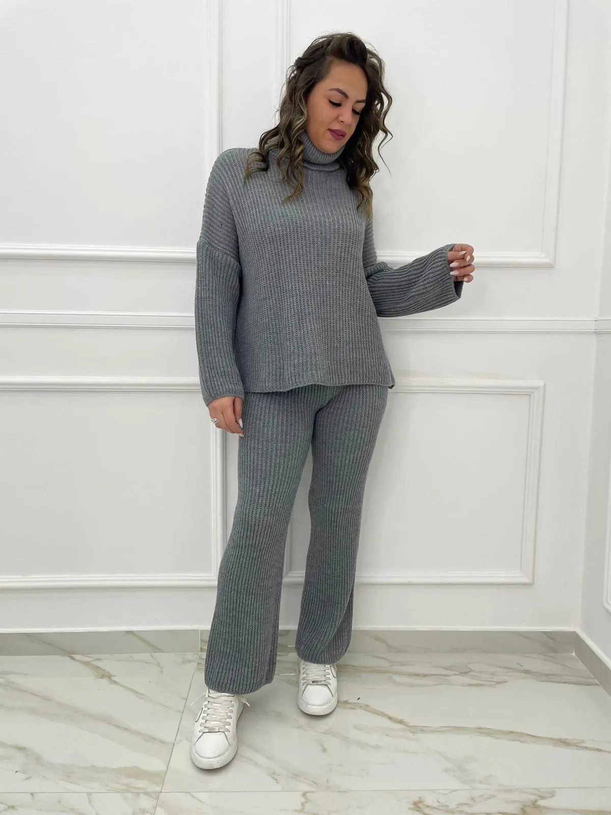 Coordinato in simil lana con maglia over e pantalone a zampa