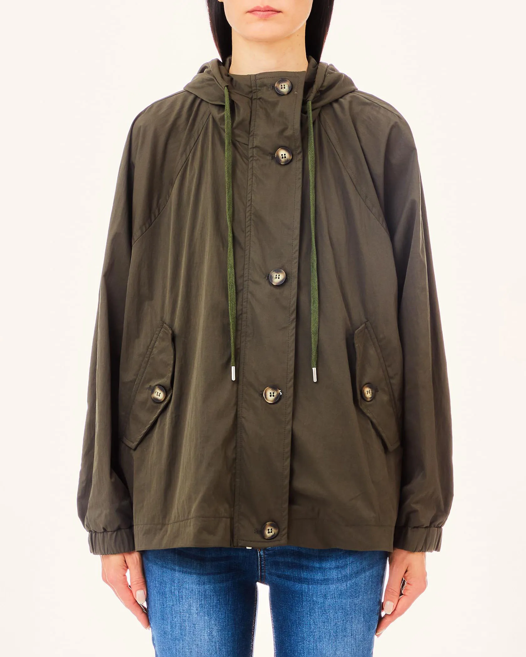 Giubbino verde militare in nylon con maniche raglan e cappuccio