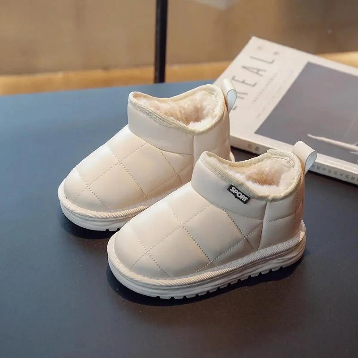 Stivali da neve per ragazze invernali ragazze 2024 nuovi bambini scarpe di cotone ispessito stivali corti da ragazzo tinta unita