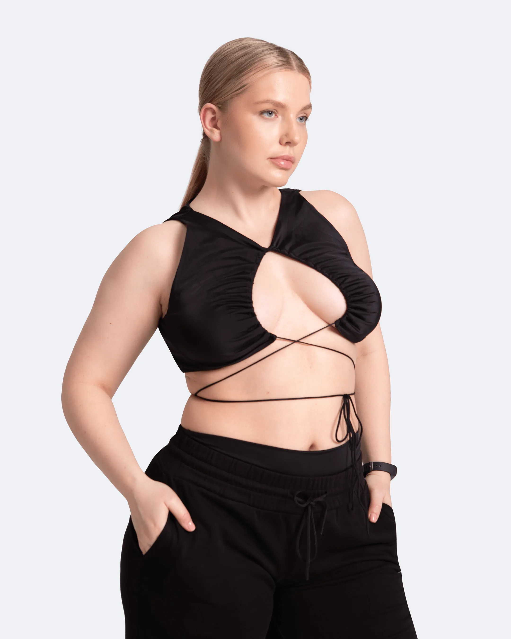 Top aderente sexy con laccetti frontali  